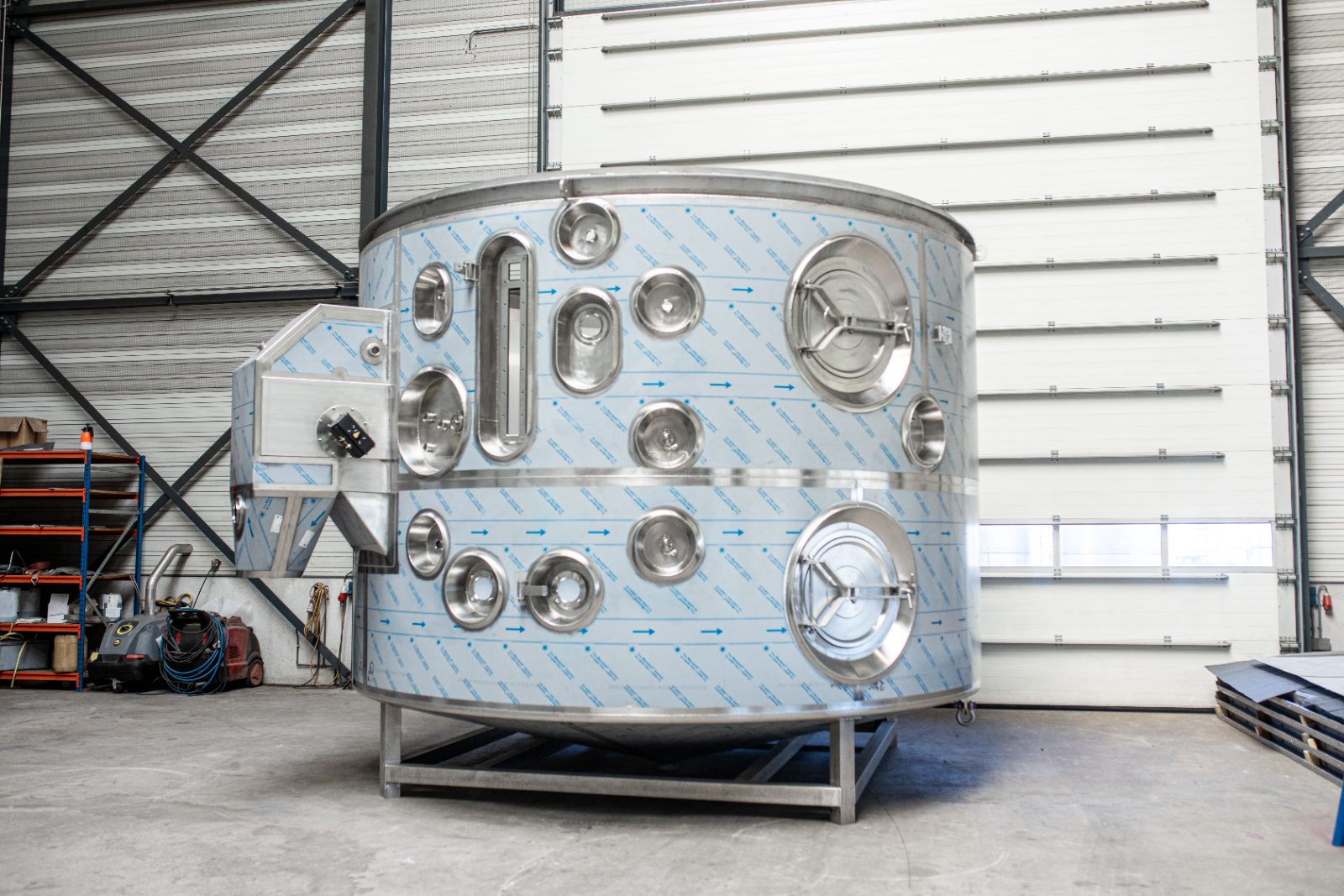 Apparatenbouw bij SRA Bolsward, RVS vat met aansluitingen en mangaten