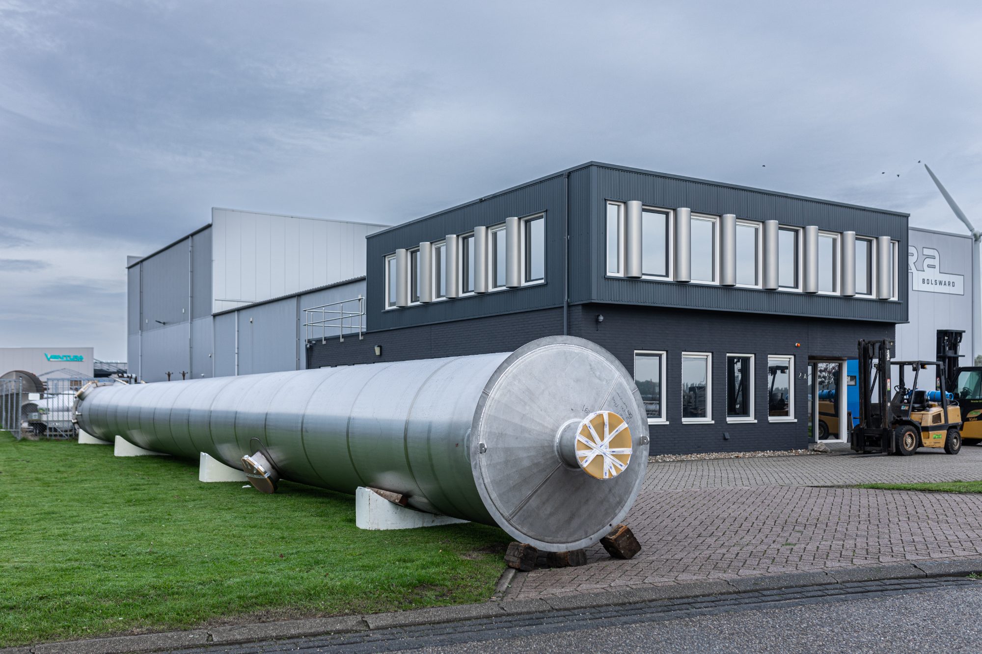 Lange RVS tank van SRA Bolsward voor het bedrijfspand aan De Marne 27A in Bolsward